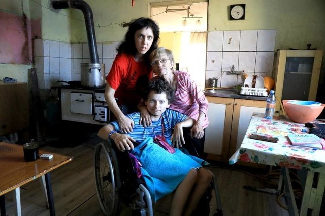 Pani Teresa z córkami Iwoną i Małgosią (na wózku) liczy na pomoc.