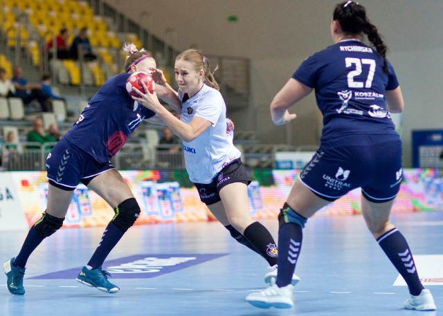 Magda Więckowska (z piłką) przenosi się z Suzuki Korony Handball Kielce do FunFloor Perły Lublin.