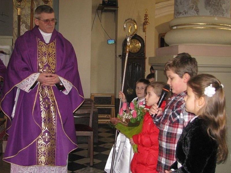 Ks. Zdzisława Golana przywitali najmłodsi parafianie