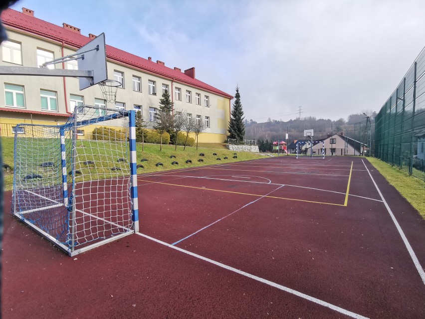 Boisko przy Szkole Podstawowej w Psarach