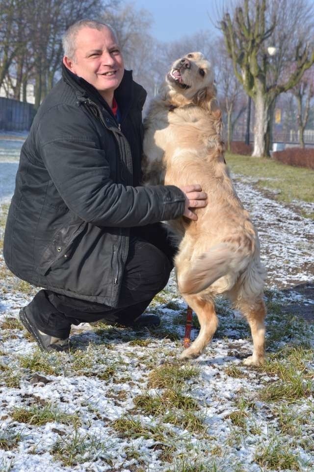 - Od dzieciństwa kochałem psy i zawsze jakiegoś miałem - mówi Henryk Wyrzykowski. Na zdjęciu razem z Aiszą