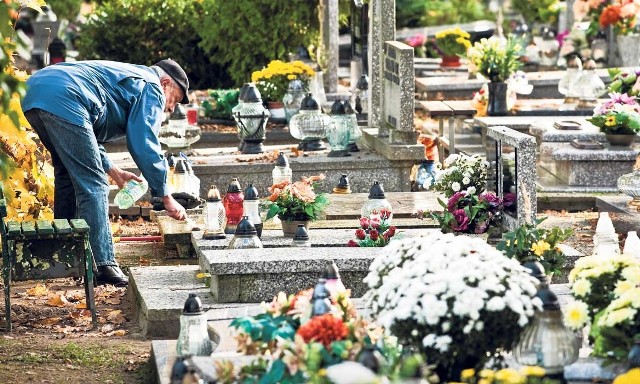 Przed 1 listopada mnóstwo ludzi chodzi na cmentarz. Robią porządki na grobach swoich najbliższych, którzy odeszli