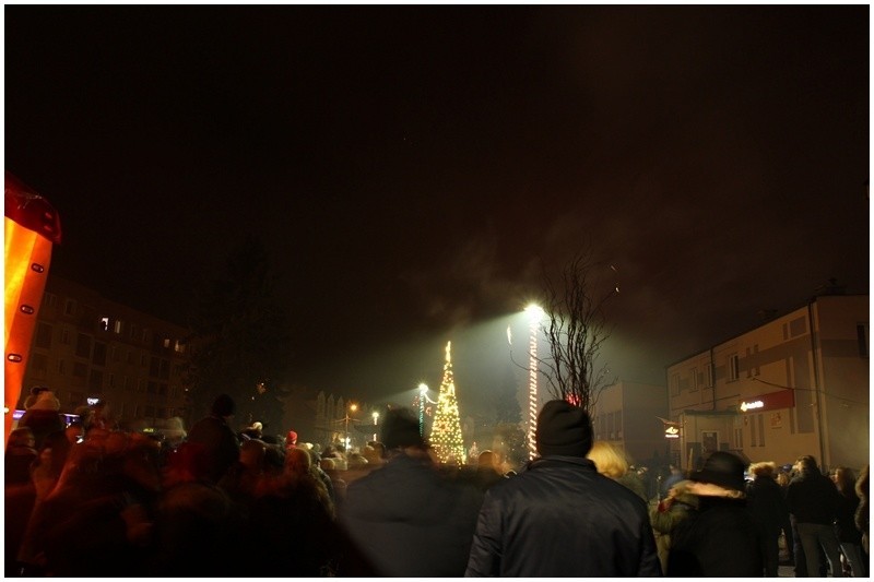 Z muzyką, tańcem i wystrzałami korków od szampana Mońki...