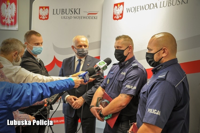 Policjanci, którzy uratowali 10-miesięczne dziecko zostali...