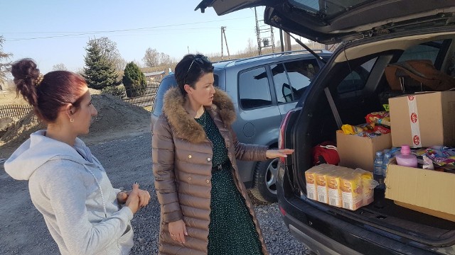 od prawej Aleksandra Klubińska burmistrz Koprzywnicy w ostatnich dniach odwiedziła rodziny uchodźców z Ukrainy przebywające u mieszkańców. Spotkania są okazją do przekazania pomocy materialnej i rozmów o potrzebach.