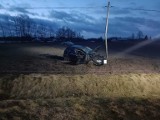 Rozbity samochód w polu przy ul. Sucharskiego w Oleśnie, obok zwłoki kobiety. Policja wyjaśnia okoliczności wypadku