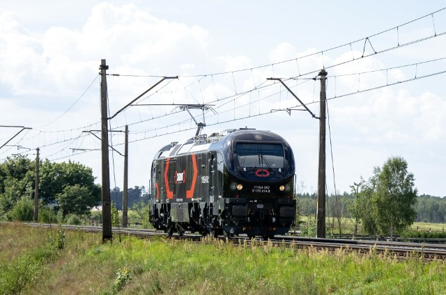 Gama Marathon to lokomotywa elektryczna z modułem dojazdowym. Napędzany dodatkowym, nowoczesnym i ekologicznym silnikiem agregat prądotwórczy umożliwia poruszanie się̨ lokomotywy na odcinkach pozbawionych sieci trakcyjnej.
