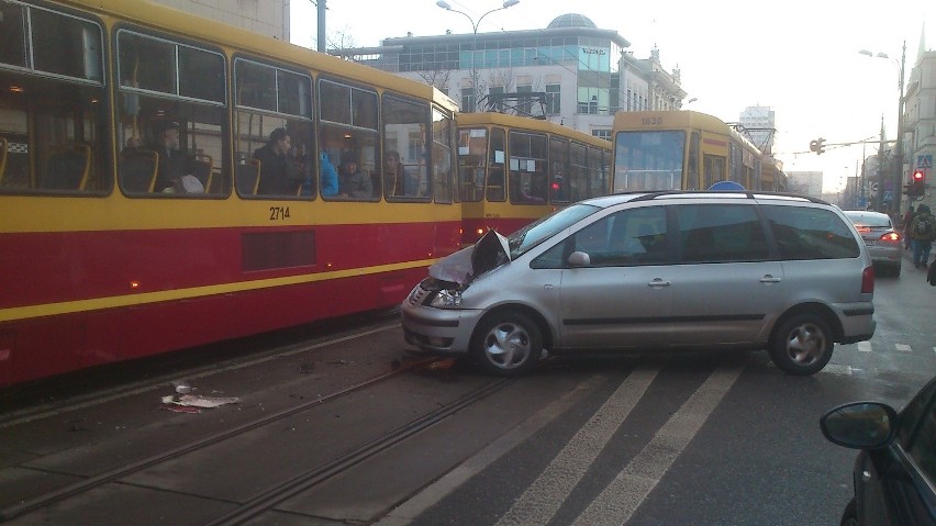 Wypadek na Piotrkowskiej. Volkswagen uderzył w tramwaj [ZDJĘCIA]