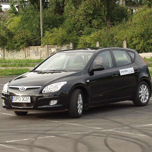 Adaptacyjne wspomaganie kierownicy sprawia, że dobrze "czujemy&#8221; auto i prowadzi się je pewnie.