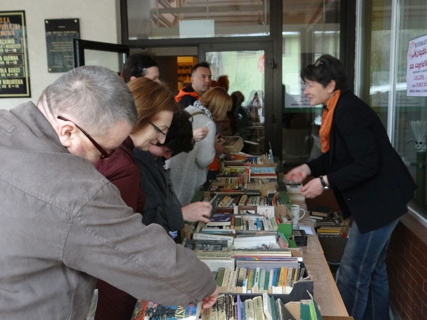 Kiermasz "Kup książkę za cegiełkę" w Targobrzegu wzbudził ogromne zainteresowanie