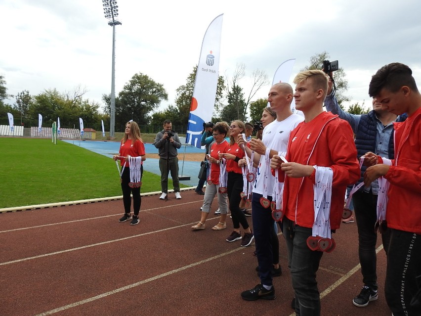 Łomża. 4. edycja PKO Bieg Charytatywny na stadionie. Pomagali z każdym krokiem i pokonywali rekordy [ZDJĘCIA, WIDEO]