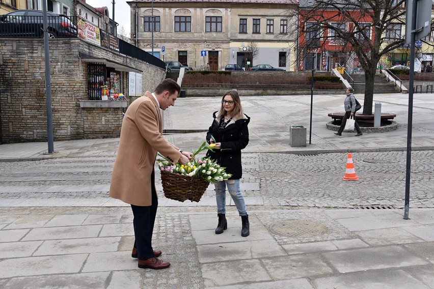 Gorlice. Symboliczny kwiatek oraz najlepsze życzenia dla wszystkich Pań. Tak burmistrz Rafał Kukla uczcił 8 dzień marca [ZDJĘCIA]
