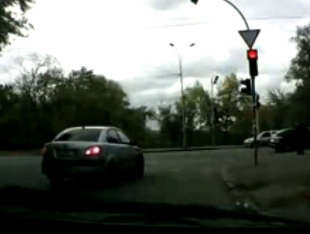 Wyprzedzić auto stające na czerwonym i wjechać na skrzyżowanie - ok, prawie, jak w Polsce