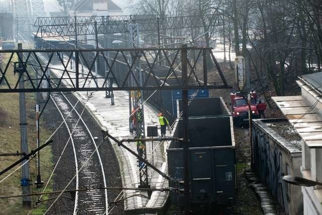 Trwają prace zmierzające do wznowienia ruchu pociągów.