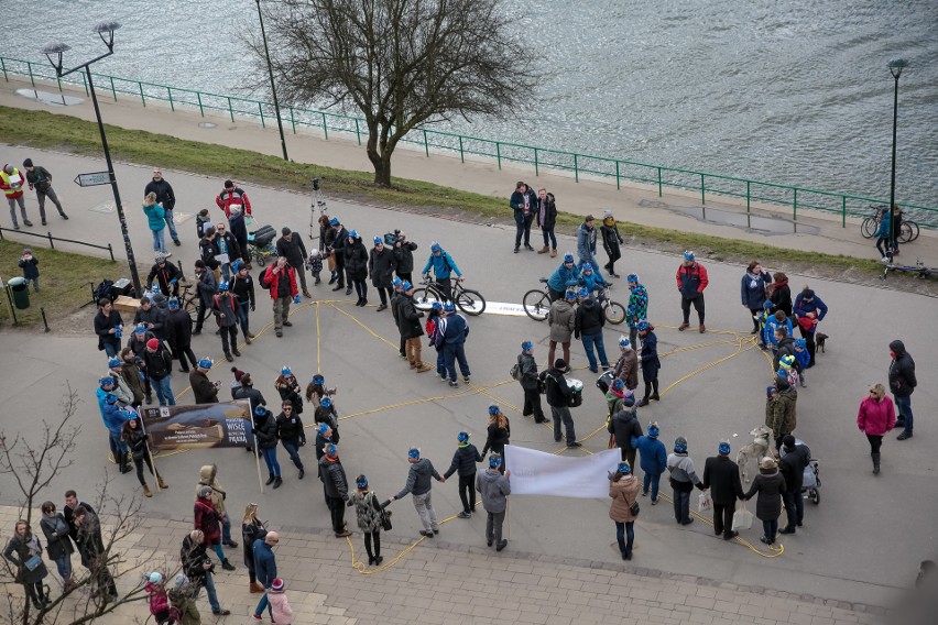 Koronowali rzekę Wisłę i zaprotestowali [ZDJĘCIA]