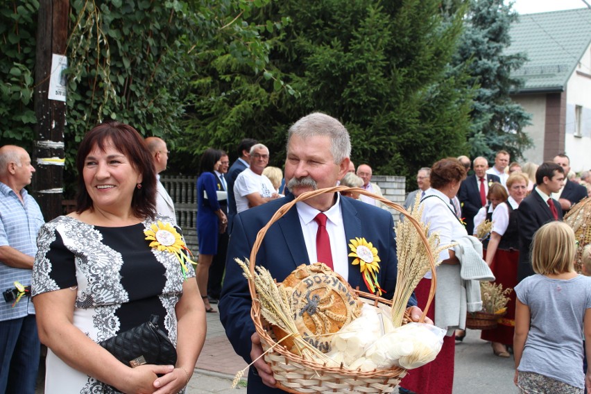 Żeby się pokazać na dożynkach w Przełęku, wyplatały korony...