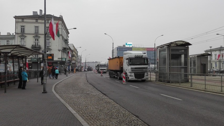 Utrudnienia na 3 Maja w centrum Sosnowca. Przy dworcu jedna jezdnia zamknięta ZDJĘCIA