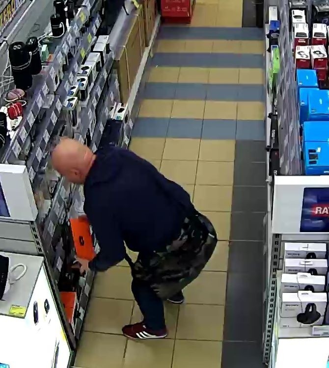 Ukradł głośnik ze sklepu. Nagrały go kamery. Poznajesz sprawcę? ZDJĘCIA
