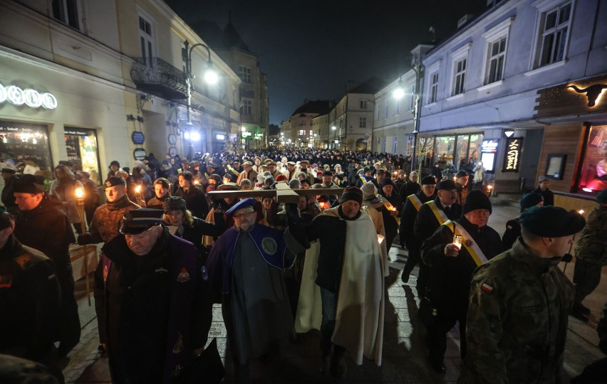 Tłumy wiernych na drodze krzyżowej, która przeszła ulicami Rzeszowa [ZDJĘCIA, WIDEO]