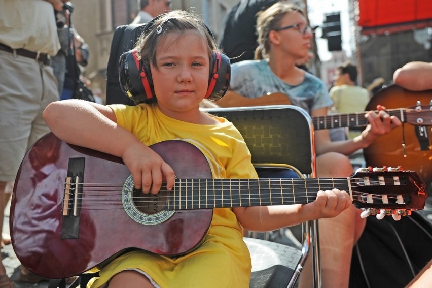 Stary Rynek: Happening gitarowy z przebojem Bobby'ego...