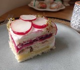 Sprawdzony przepis na tort kanapkowy, który robi niesamowite wrażenie. Wypróbuj pomysł na nietypowy tort urodzinowy lub na święta