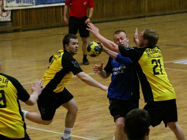 Łukasz Gradowski (z piłką) i jego koledzy z Opola liczą na skuteczną walkę z Nielbą.