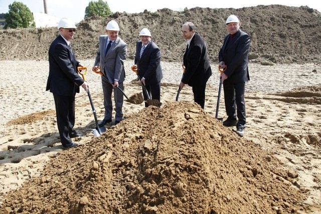 8,4 mln zł - tyle wyniosło unijne dofinansowanie na budowę podstrefy ekonomicznej w Łapach. Aktem rozpoczynającym prace budowlane było symboliczne "wbicie łopaty&#8221;,