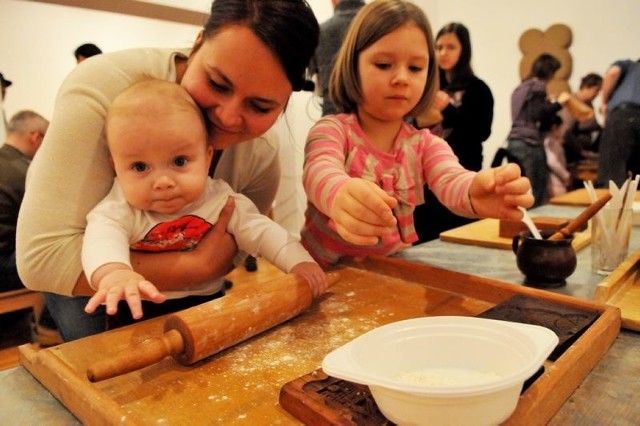 7 miesięczny Aleksander Sassek z mamą Karoliną i siostrą Natalią bardzo dobrze się bawili podczas piernikowych warsztatów w Muzeum Ziemi Lubuskiej