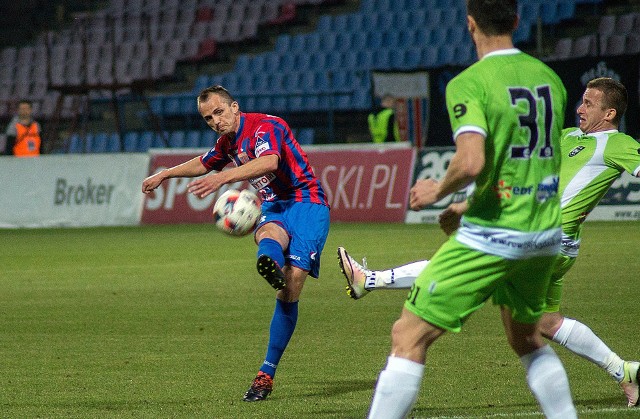 W barwach bytomskiej drużyny występuje były piłkarz Siarki Tarnobrzeg Michał Chrabąszcz (z piłką).