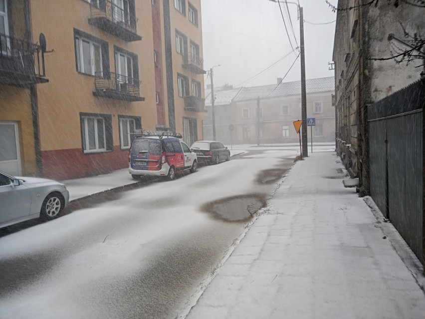 Śnieżyca w Skarżysku-Kamiennej. Wiał silny wiatr, były utrudnienia na drogach. Uważajcie na siebie! Zobacz wideo i zdjęcia