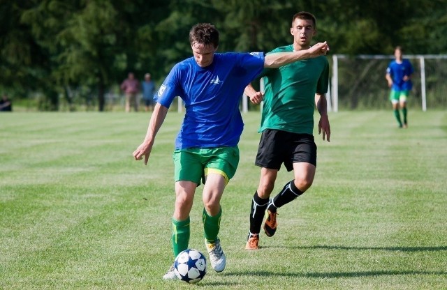 W sparingowym meczu drugoligowa Siarka Tarnobrzeg (niebieskie koszulki) przegrała z trzecioligową Wisłą Sandomierz (zielone koszulki) 2:4. W ekipie "Siarkowców&#8221; testowany był między innymi Marcin Chmiel (z piłką), napastnik z Wielowsi Tarnobrzeg.