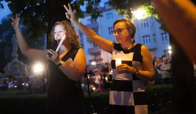 Sędzia Anna Korwin-Piotrowska (z prawej) i sędzia Monika Ciemięga na manifestacji w obronie wolności sądów na placu Daszyńskiego w Opolu (lipiec 2017).