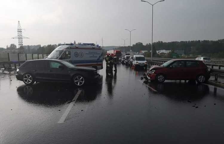 Wypadek w Świętochłowicach na DTŚ: wielki korek w kierunku Katowic ZDJĘCIA