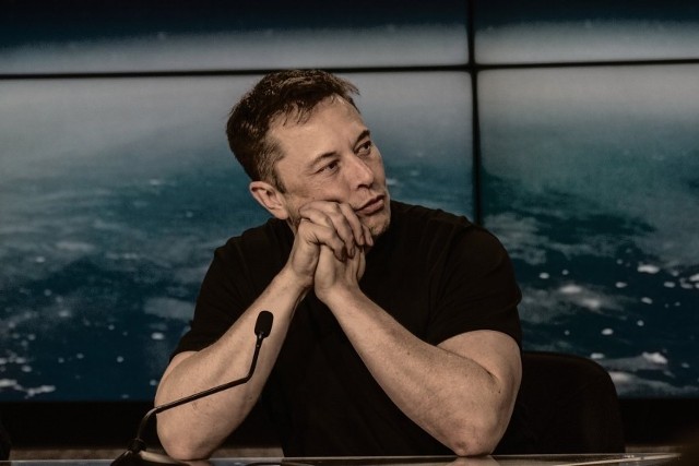 Elon Musk zrezygnuje z funkcji szefa Twittera, jeżeli znajdzie kogoś "wystarczająco głupiego".