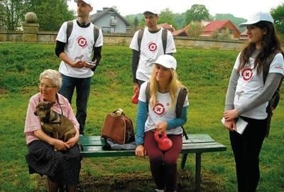 Dużo spacerować i odpowiednio żywić pieska - przekonywali w sobotę na Błoniach wolontariusze kampanii Fot. Dorota Dejmek