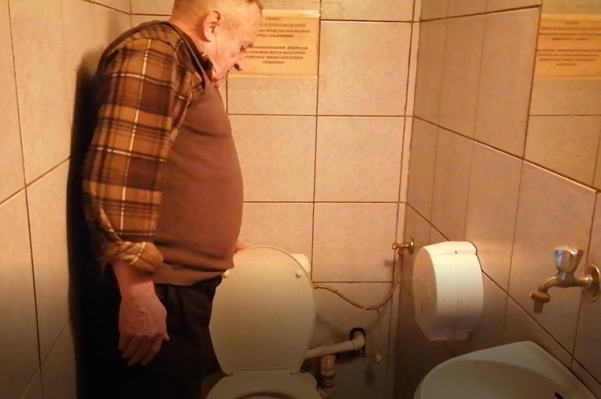 Kraków. XXI wiek, a małżeństwo 72-latków od dwóch miesięcy żyje bez toalety. Trwa spór o to, kto ma wymienić pompę [ZDJĘCIA, WIDEO]