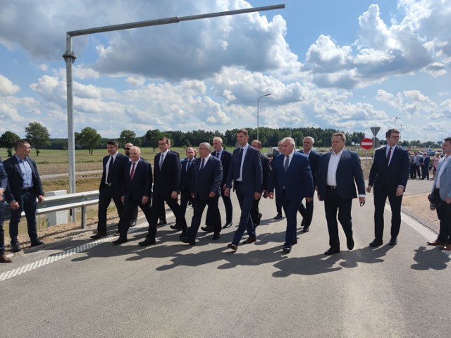 W poniedziałek (9.08) odbyło się uroczyste otwarcie odcinka drogi S61 via Baltica. Premier Mateusz Morawiecki uczestniczył w inauguracji. Promował także Rządowy Program Budowy Dróg Krajowych.