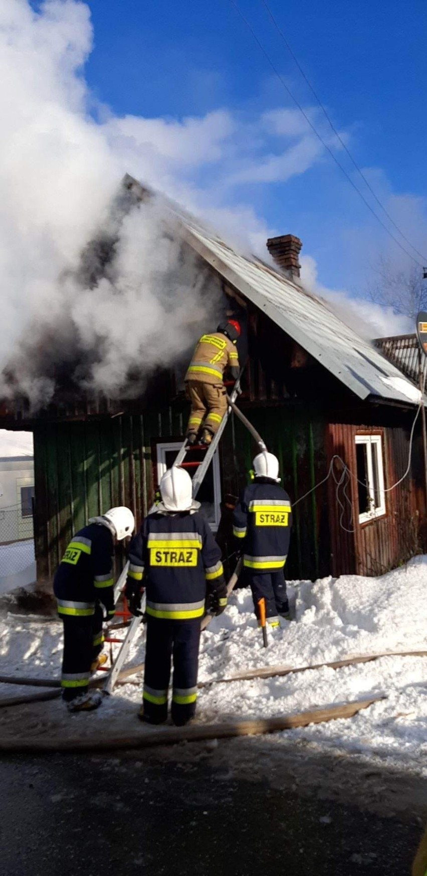 Powiat żywiecki: Strażacy gaszą pożar domów mieszkalnych w Sopotni Wielkiej i Łękawicy