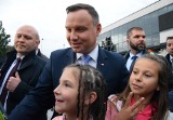 Andrzej Duda – skandowali sympatycy prezydenta RP w Oświęcimiu. Konstytucja – grzmiał KOD  