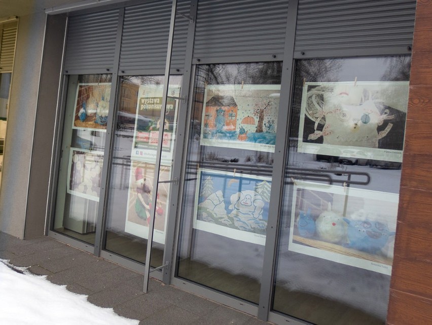 Zimowe stworki wyglądają zza okien Lądowiska Kultury w Redzikowie. Wystawa prac pokonkursowych
