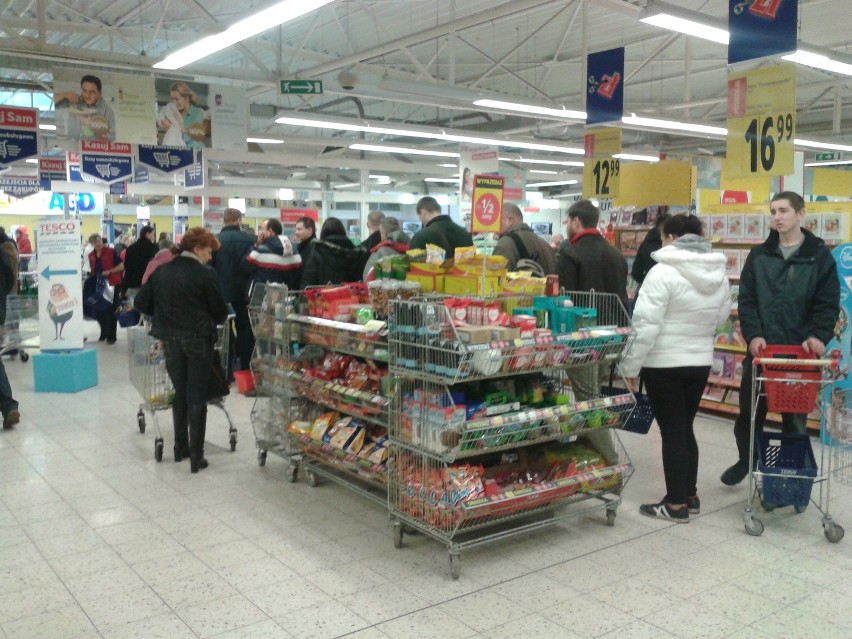 Wrocław: Kolejki w sklepach przed sylwestrem (ZDJĘCIA)