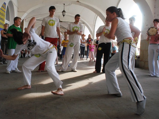 Capoeira to sztuka walki wywodząca się z Brazylii.