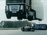 Rekordowy skok ciężarówką nad bolidem Formuły 1 [video]