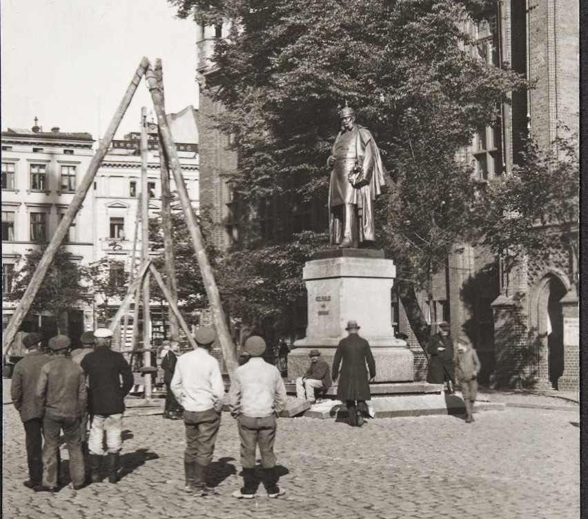 Pomnik cesarza Wilhelma na Rynku Staromiejskim w Toruniu tuż...