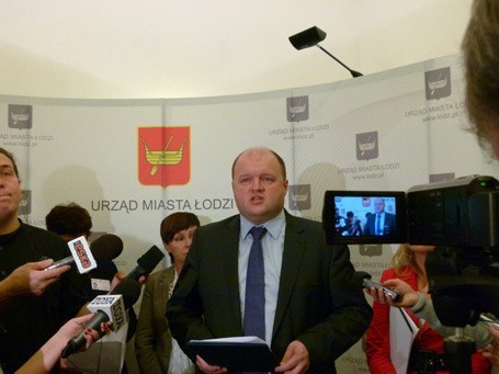 Wiceprezydent Łodzi Arkadiusz Banaszek na konferencji prasowej.
