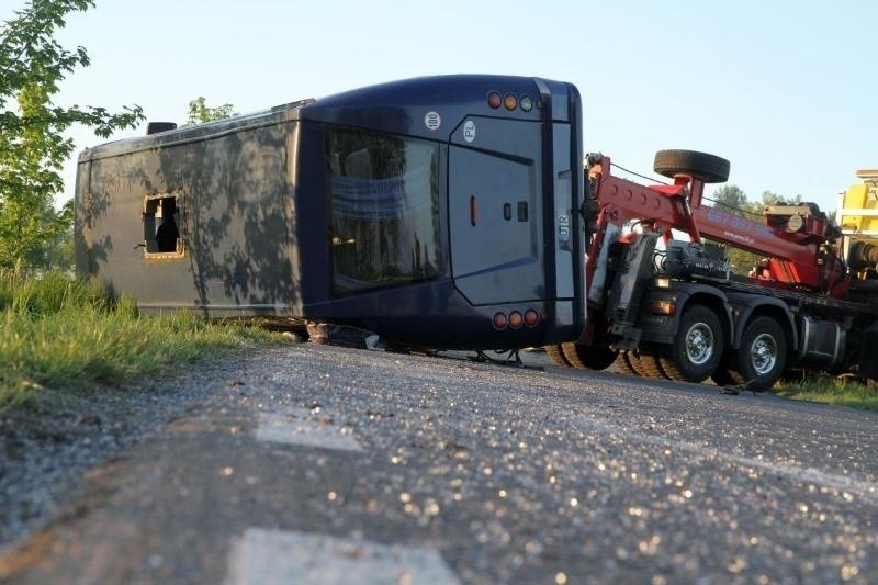 Wypadek autobusu z pracownikami Whirlpoola. Jedna osoba nie żyje, 15 rannych [FILMY, ZDJĘCIA]