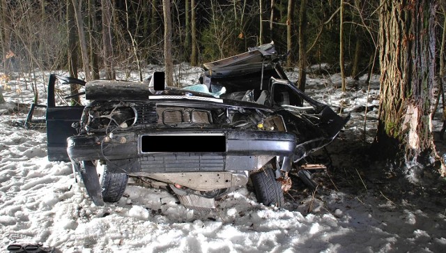 W sobotę wieczorem w Czemiernikach zginął pasażer, kierowca BMW został ciężko ranny.
