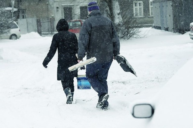 Jeśli ktoś może, zamiast podróży samochodem niech wybiera... własne nogi. Też nie jest lekko, ale bezpieczniej