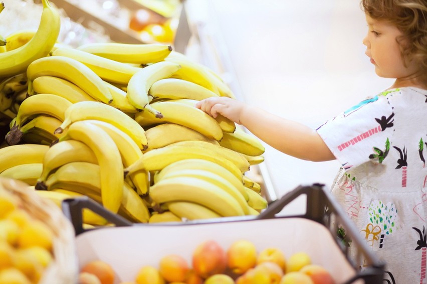 W sklepach możemy natknąć się na różne kolory bananów. W...