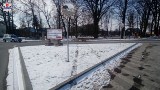 Cmentarz w Cycowie. Kierowca wjechał w ogrodzenie, uszkodził nagrobek. Policja szuka świadków 